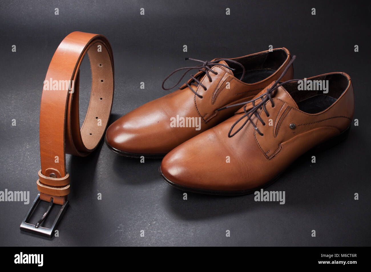 Das elegante Leder Herren Kleidung Schuhe und Gürtel Stockfotografie - Alamy