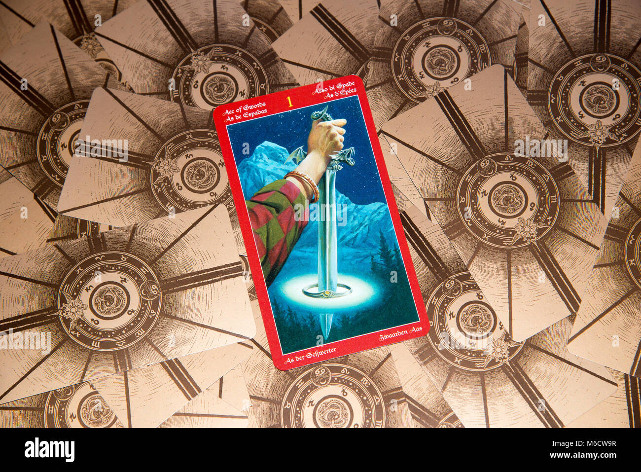 Moskau, Russland - 18. Februar 2018: Tarot Karte As der Schwerter. Dragon tarot Deck. Esoterische geheimnisvollen Hintergrund im gotischen Stil Stockfoto