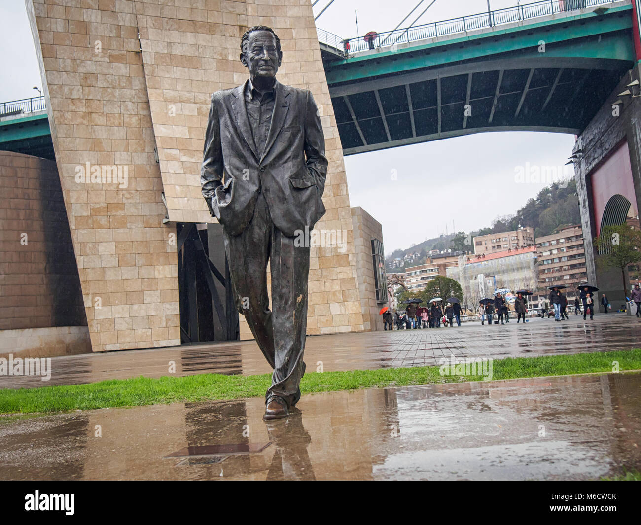 Statue von Ramón Rubial Cavia (1906-1999), Präsident der spanischen Sozialistischen Arbeiterpartei (PSOE) in der Nähe von La Salve Brücke Stockfoto