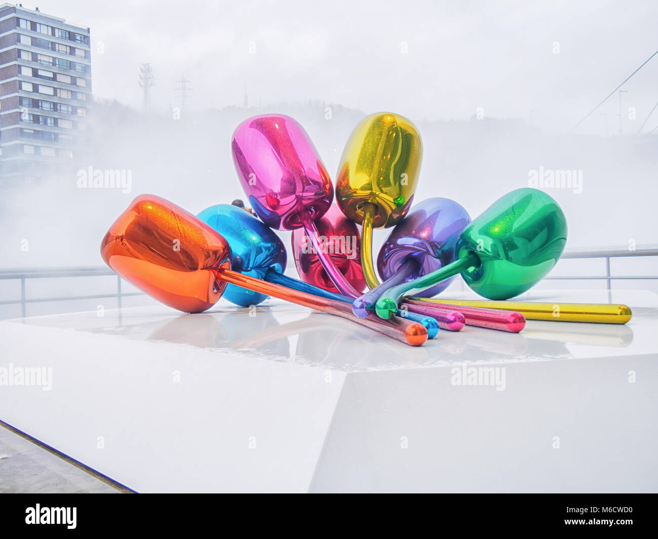 BILBAO, SPANIEN - 11. FEBRUAR 2018: Die TULPEN sind eine bunte Skulptur aus Edelstahl durch den Künstler Jeff Koons Das beruht vor dem Guggenhei Stockfoto