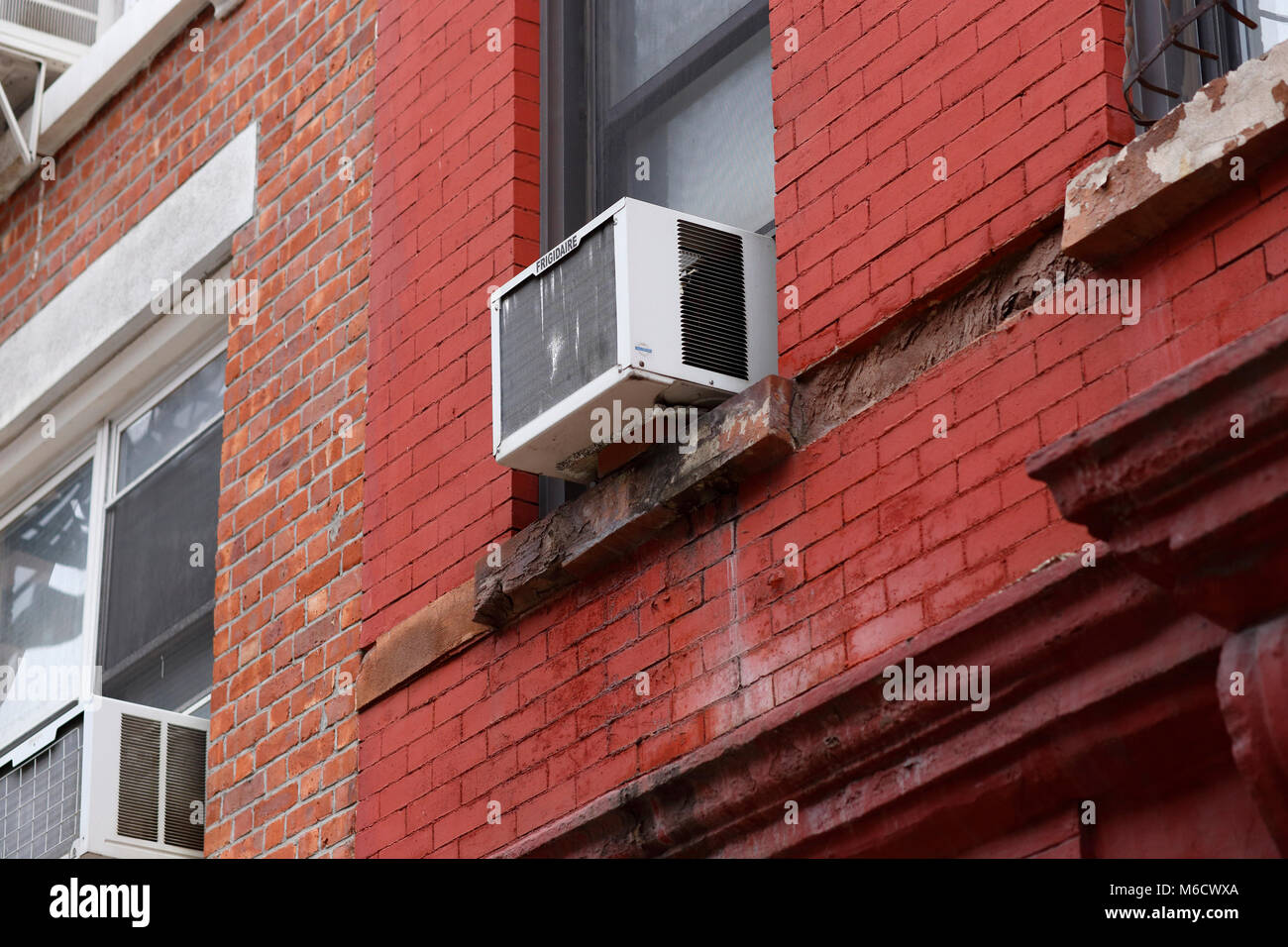 Eine Klimaanlage prekär thront auf einem New York City Fensterbank  Stockfotografie - Alamy