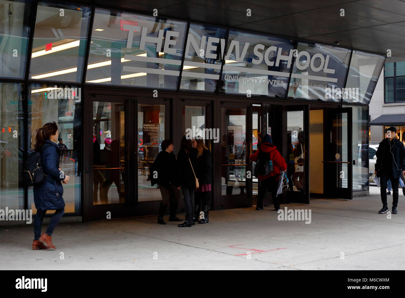 Reflexionen von Urban Chaos abprallen Glas storefront der New School University Center, New York, NY. Stockfoto
