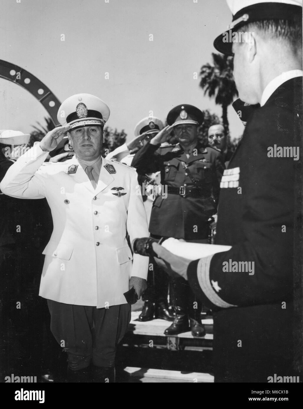 Juan Peron, Präsident von Argentinien, wird gezeigt, empfangenden Ehren, als er an Bord der USS HUNTINGTON auf eine gute Fahrt kam. Buenos Aires, Argentinien, Nov 6, 1948. Stockfoto