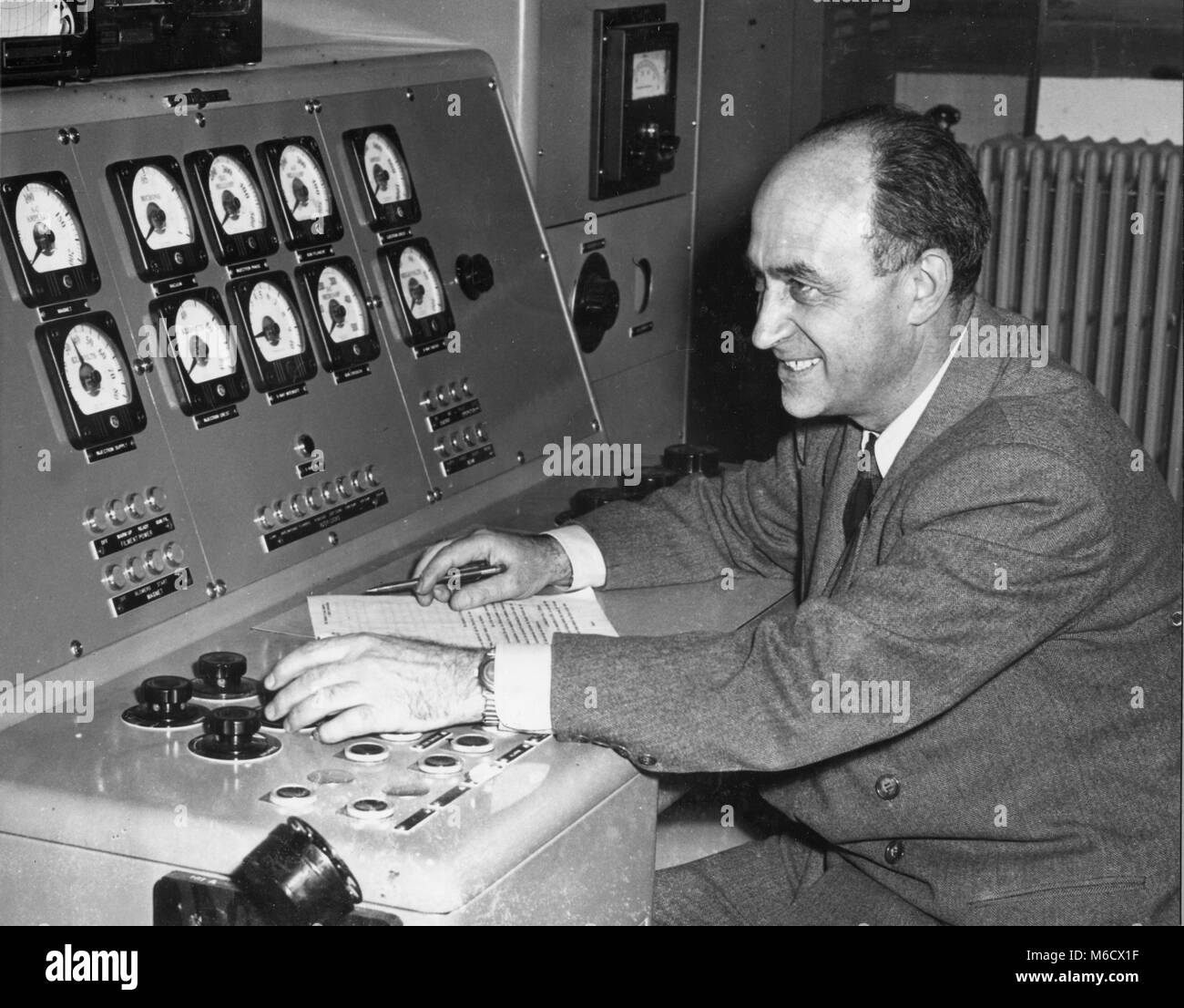 Enrico Fermi mans die Bedienelemente wie atom smasher der Universität von Chicago ein Probelauf unterzogen wird. Die 100 Millionen Volt betatron ist untergebracht im Beschleuniger Gebäude der Universität auf der anderen Straßenseite von Personal Bereich, wo die erste nukleare Kettenreaktion erreicht wurde. Chicago, IL, 5/50. Stockfoto