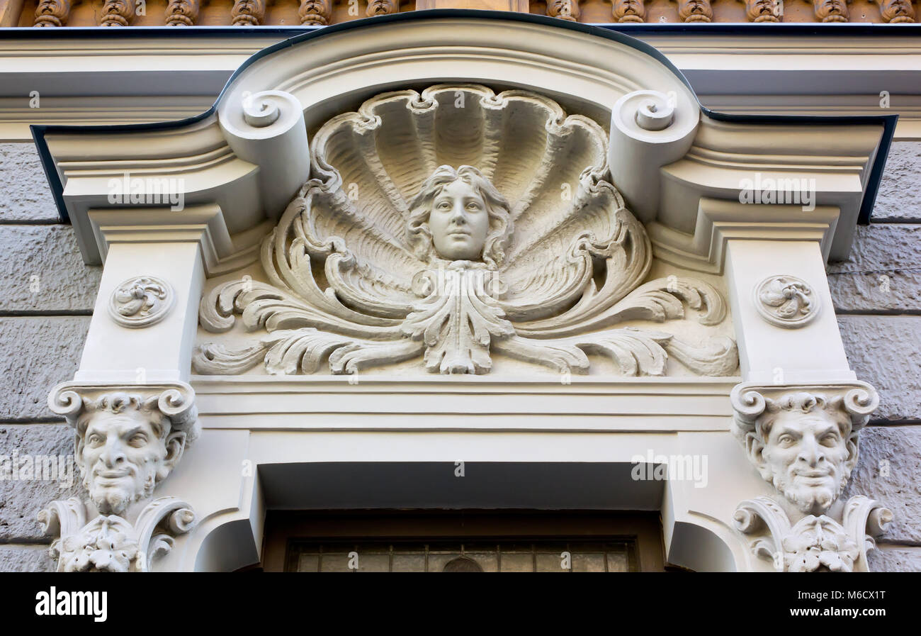 Jugendstil Skulptur an der Fassade eines Palastes in Riga, Lettland Stockfoto