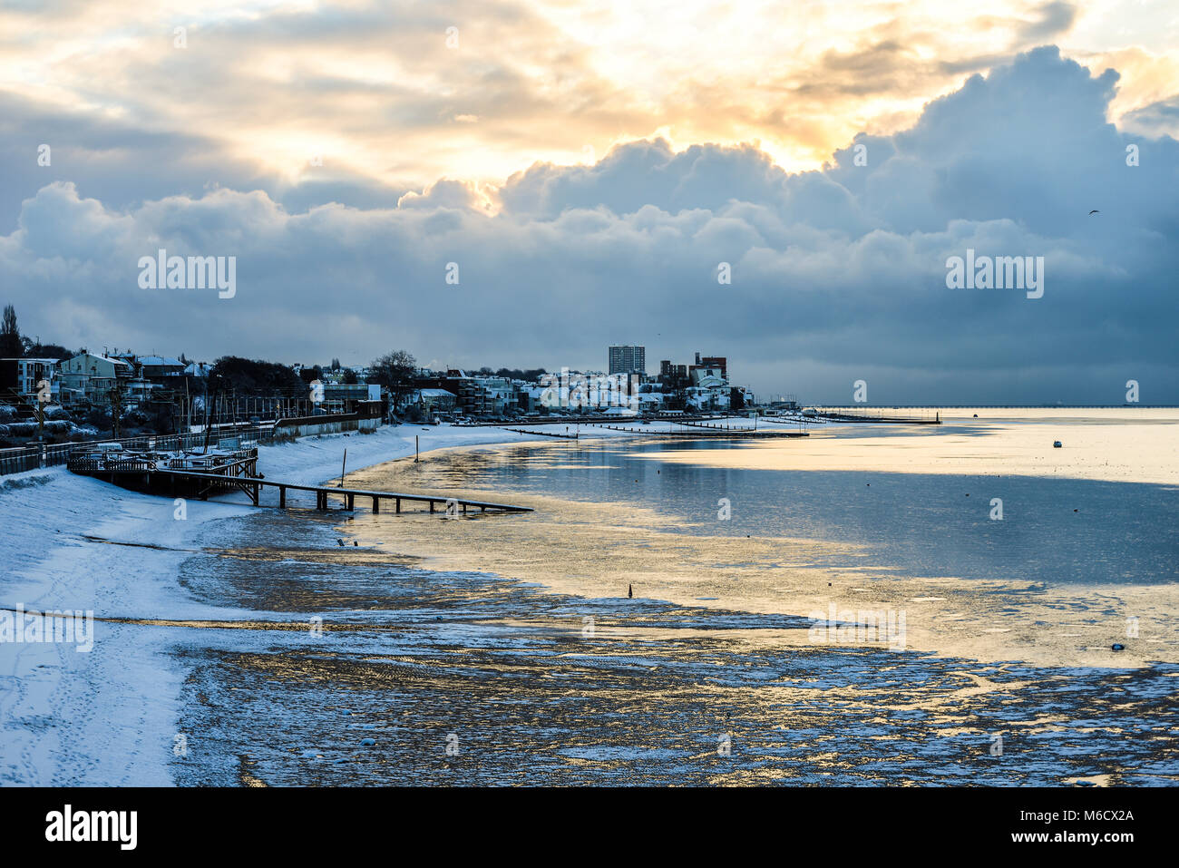 Southend on Sea Skyline und nähert sich Tier aus dem Osten Schnee Wolken, chalkwell Strand und Thames Estuary in der Morgendämmerung. Sunrise. Morgen Stockfoto