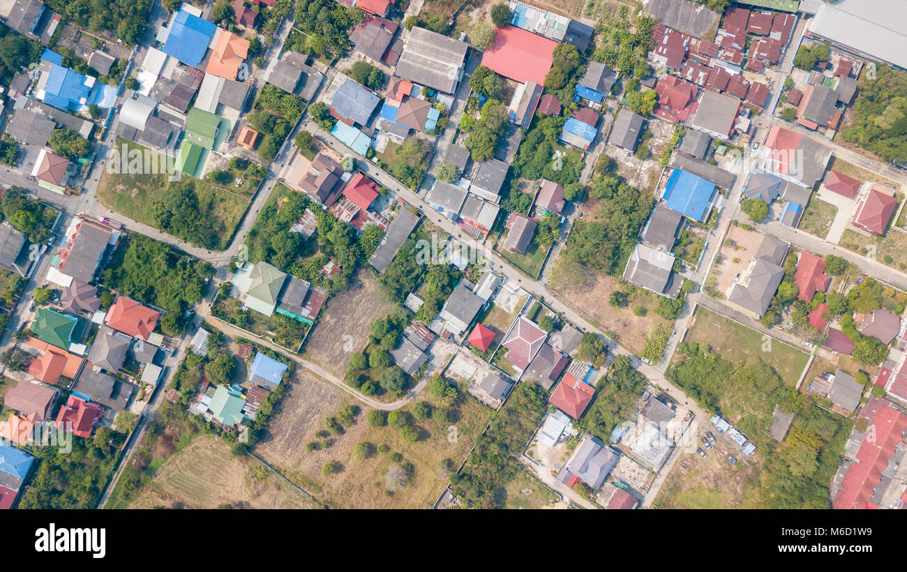 Nachbarschaft mit Wohnhäusern und Fahrstraßen, land Planung Konzept Stockfoto