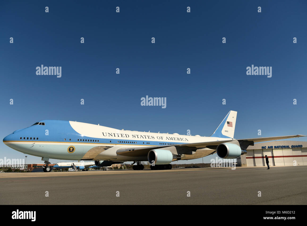 Air Force One Taxis am North Carolina Air National Guard Base, Charlotte Douglas International Airport, mit dem Präsidenten der Vereinigten Staaten von Amerika Donald J. Trumpf und die erste Dame Melania Trump zu besuchen er Beerdigung der Evangelist Billy Graham am 2. März 2018. Grahams Beerdigung, an der Billy Graham Library gehalten, werden über 2.000 Gäste anwesend sind. Stockfoto