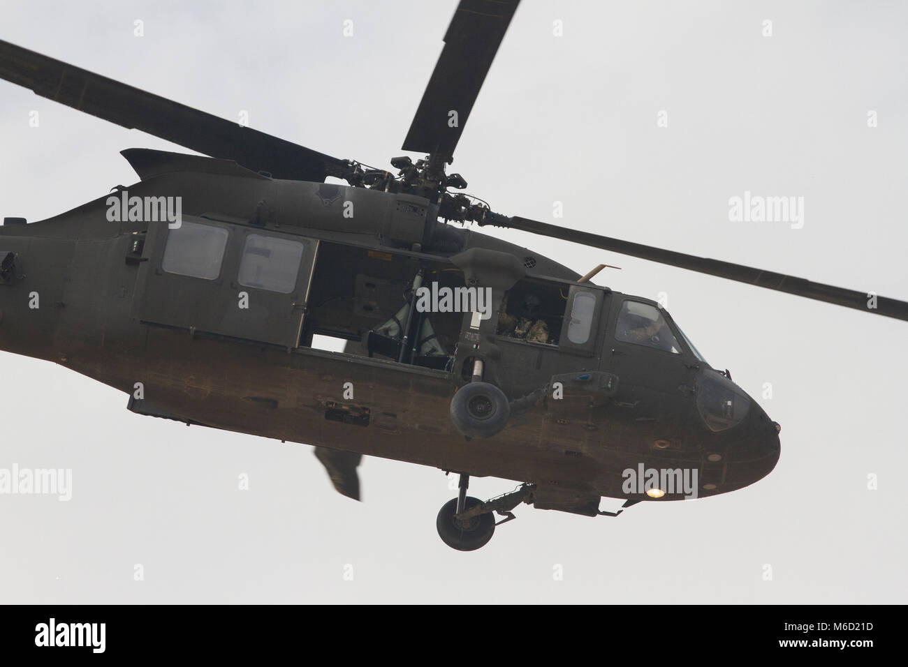 Ein UH-60M Black Hawk besetzt von Soldaten aus Alpha Company, "Task Force Voodoo", 1 Assault Helicopter Bataillon, im Aviation Regiment, Louisiana National Guard während einer dustoff, Camp Buehring, Kuwait, Jan. 27, 2018. Der Flug war ein alle - Afrikaner Crew in Anerkennung der Black History Month und das Wachstum, das im Laufe der Zeit innerhalb der Luftfahrt Gemeinschaft aufgetreten ist. (U.S. Armee Foto von Sgt. Thomas X. Crough, USARCENT PAO) Stockfoto