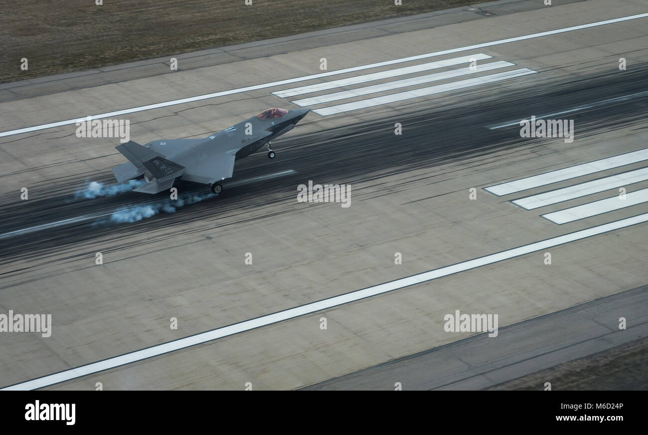 Ein US Air Force F-35A Lightning II, auf den 4. Fighter Squadron von Hill Air Force Base in Utah zugeordnet, kehrt am 14.Februar 2018. Mit seiner aerodynamischen Leistung und erweiterte integrierte Avionik, die F-35 EIN wird der nächsten Generation, Stealth, erhöhtes Situationsbewusstsein und geringere Anfälligkeit für die Vereinigten Staaten und die verbündeten Nationen. (U.S. Air Force Foto: Staff Sgt. Andrew Lee) Stockfoto