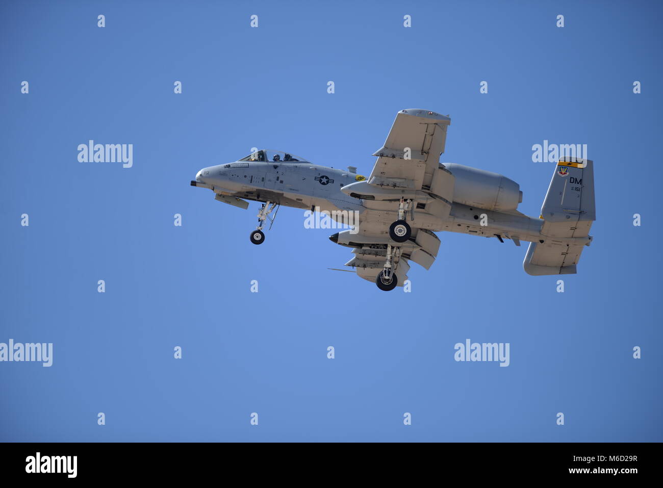 Eine A-10 Thunderbolt II C führt eine Überführung während der jährlichen Heritage Flight Training und Zertifizierung Kurs an der Davis-Monthan Air Force Base, Ariz., 1. März 2018. Während des Kurses, Besatzungen, deren Praxis das Boden- und Kabinenpersonal Schulungen an, um zivile Piloten der historischen militärischen Flugzeugen und US Air Force Piloten der aktuellen Kampfflugzeug sicher in Formationen zusammen zu fliegen. (U.S. Air Force Foto von Airman 1st Class Giovanni Sims) Stockfoto