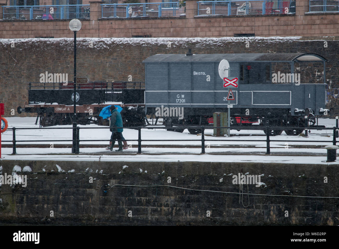 Bristol, UK. 2 Mär, 2018. Menschen wandern im Schnee herum Bristol, UK. Credit: Paul Hennell/Alamy leben Nachrichten Stockfoto