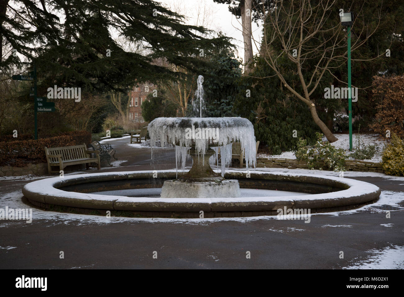 Birmingham Botanical Gardens. 28 Feb, 2018. UK Wetter: Gefrorene Brunnen bei Birmingham Botanical Gardens Credit: Lisa Robinson/Alamy leben Nachrichten Stockfoto