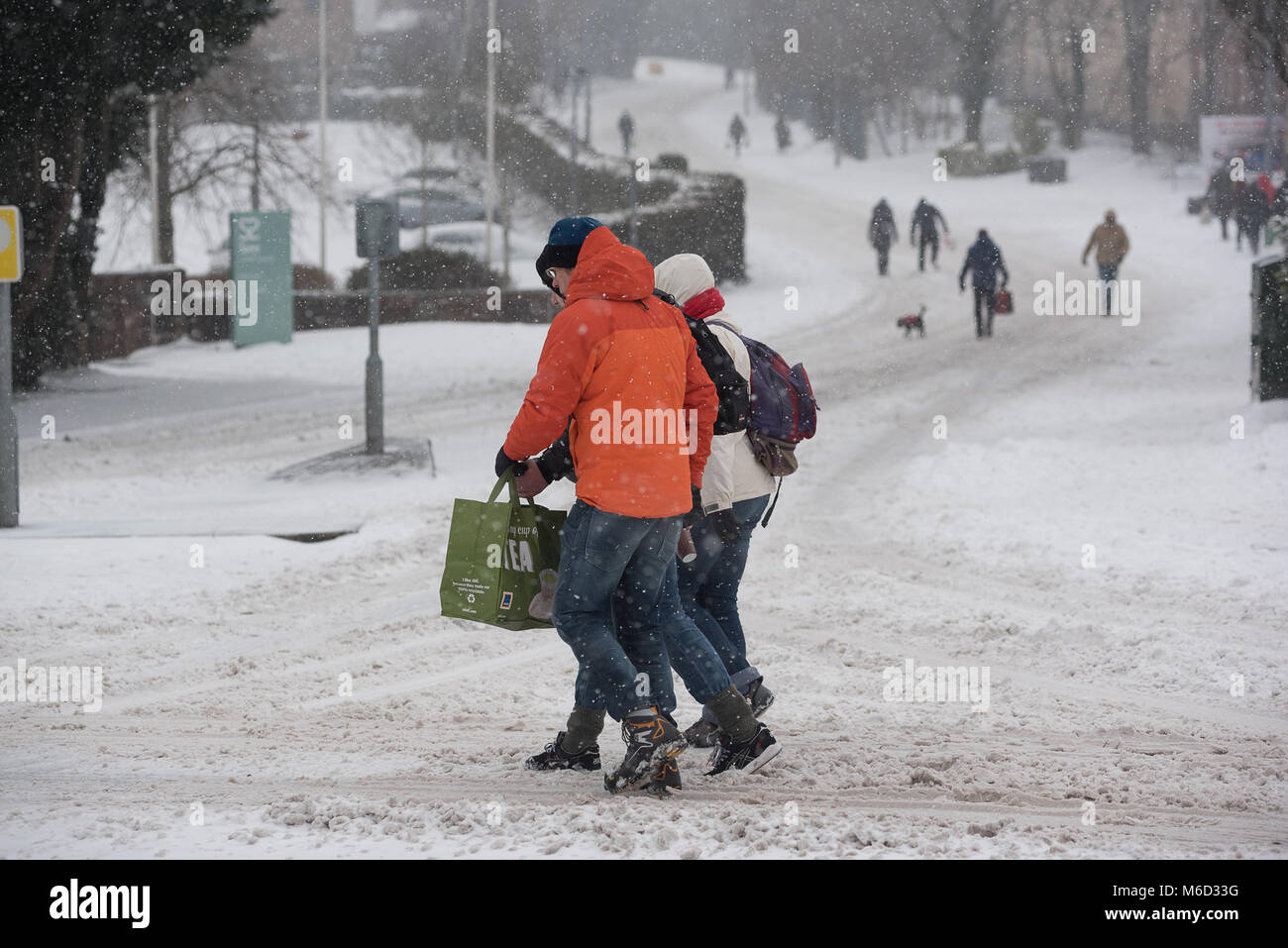 Cardiff, Wales, UK. 2. März 2018. Sturm Emma: Käufer machen es zu Fuß oder 4x4 in Cardiff. Foto: IAN HOMER/Alamy leben Nachrichten Stockfoto