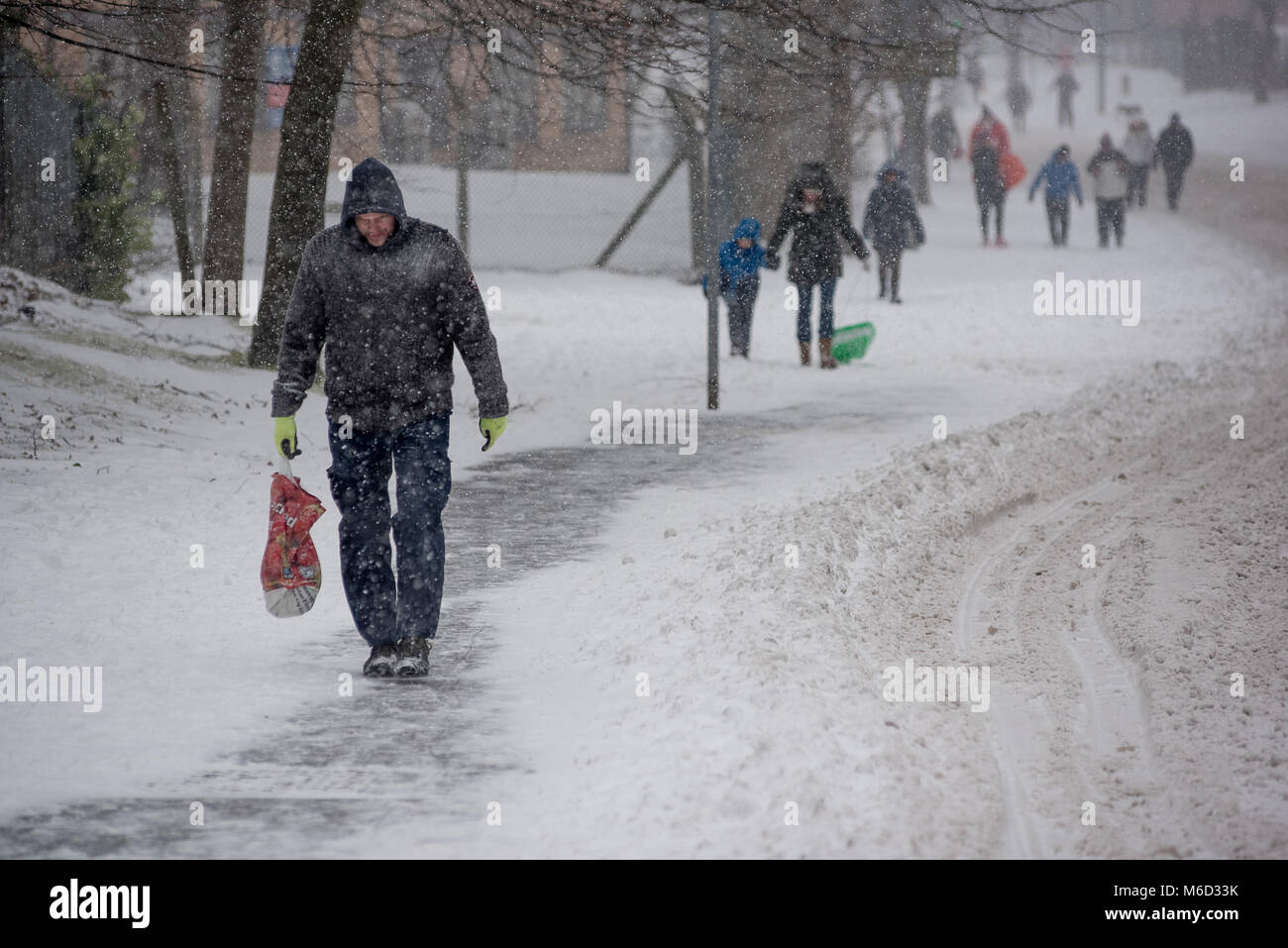Cardiff, Wales, UK. 2. März 2018. Sturm Emma: Käufer machen es zu Fuß oder 4x4 in Cardiff. Foto: IAN HOMER/Alamy leben Nachrichten Stockfoto