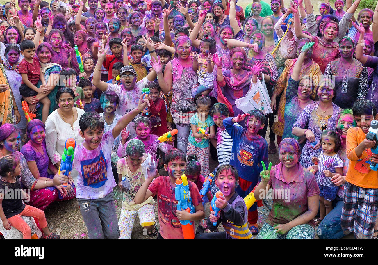 Doha, indische Fest der Farben. 2 Mär, 2018. Bewohner der indischen Gemeinschaft in Katar feiern Holi Festival, dem Indischen Festival der Farben, in Katars Hauptstadt Doha am 2. März 2018. Der Hindu Festival von Holi, oder das "Festival der Farben" läutet die Ankunft des Frühlings und das Ende des Winters. Credit: Nikku/Xinhua/Alamy leben Nachrichten Stockfoto