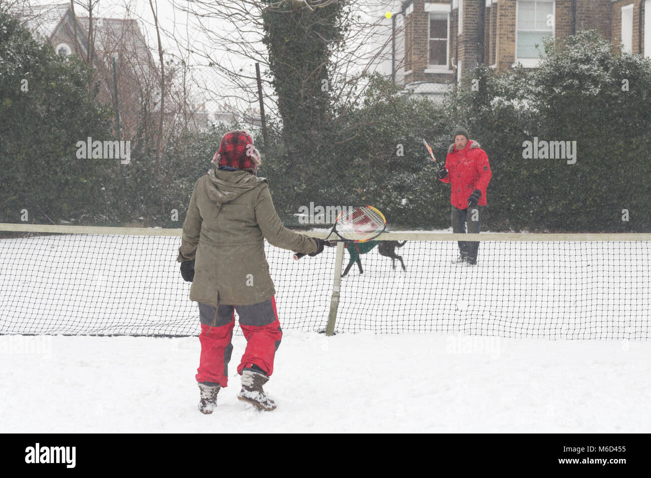 Gravesend, Vereinigtes Königreich. 2. März, 2018. Ein paar spielt Tennis im Schnee in Gravesend in Kent. Frischer Schnee hat in Gravesend am Nachmittag gefallen. Rob Powell/Alamy leben Nachrichten Stockfoto