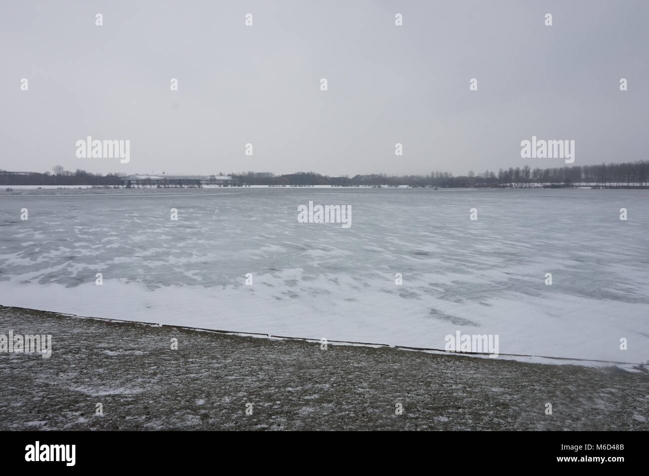 Great Linford, Milton Keynes, UK. 2. März, 2018. Eis bedeckt Willen Lake, Milton Keynes, 2. März 2018. Quelle: Martin Smith/Alamy leben Nachrichten Stockfoto
