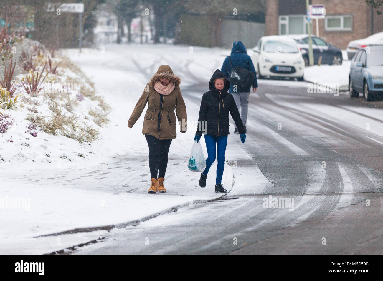Ashford, Kent, Großbritannien. 2 Mär, 2018. UK Wetter: Tier aus dem Osten. Die Menschen sind zu Fuß über im Schnee. Photo Credit: PAL Bilder/Alamy leben Nachrichten Stockfoto