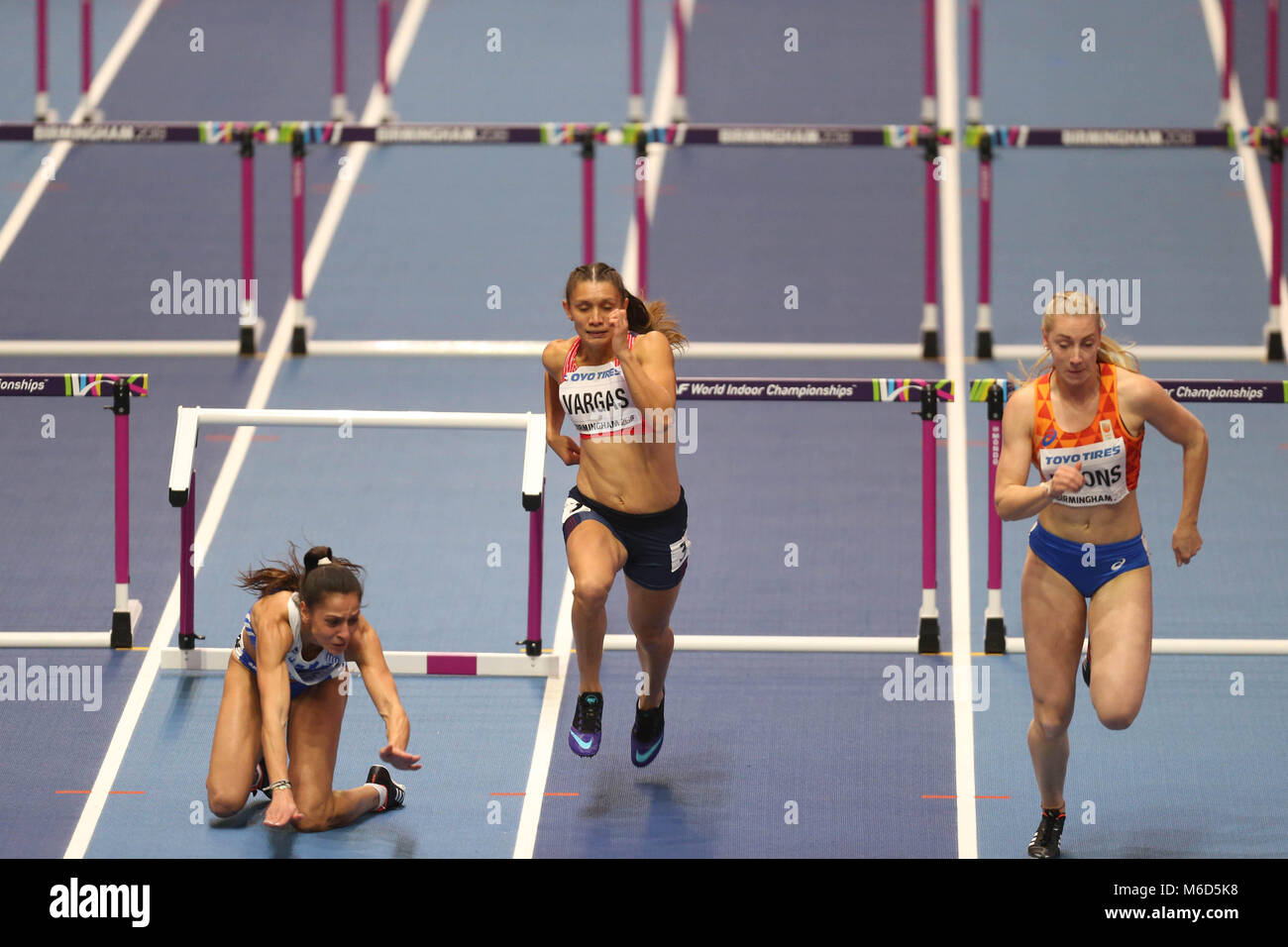 Birmingham, Großbritannien. 2. März, 2018. Elena PESRIDOU (Griechenland) schlägt ihren Hürde und fällt hart während der IAAF World Indoor Championships in Birmingham, England. Credit: Ben Stand/Alamy leben Nachrichten Stockfoto