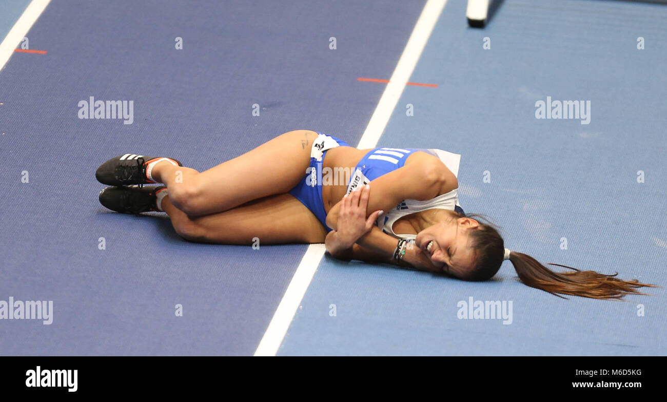 Birmingham, Großbritannien. 2. März, 2018. PESRIDOU Elisavet (Griechenland) liegt auf der Strecke der Schmerzen nach stark während 60 Der IAAF World Indoor Championships Frauen m Hürden in Birmingham, England. Credit: Ben Stand/Alamy leben Nachrichten Stockfoto