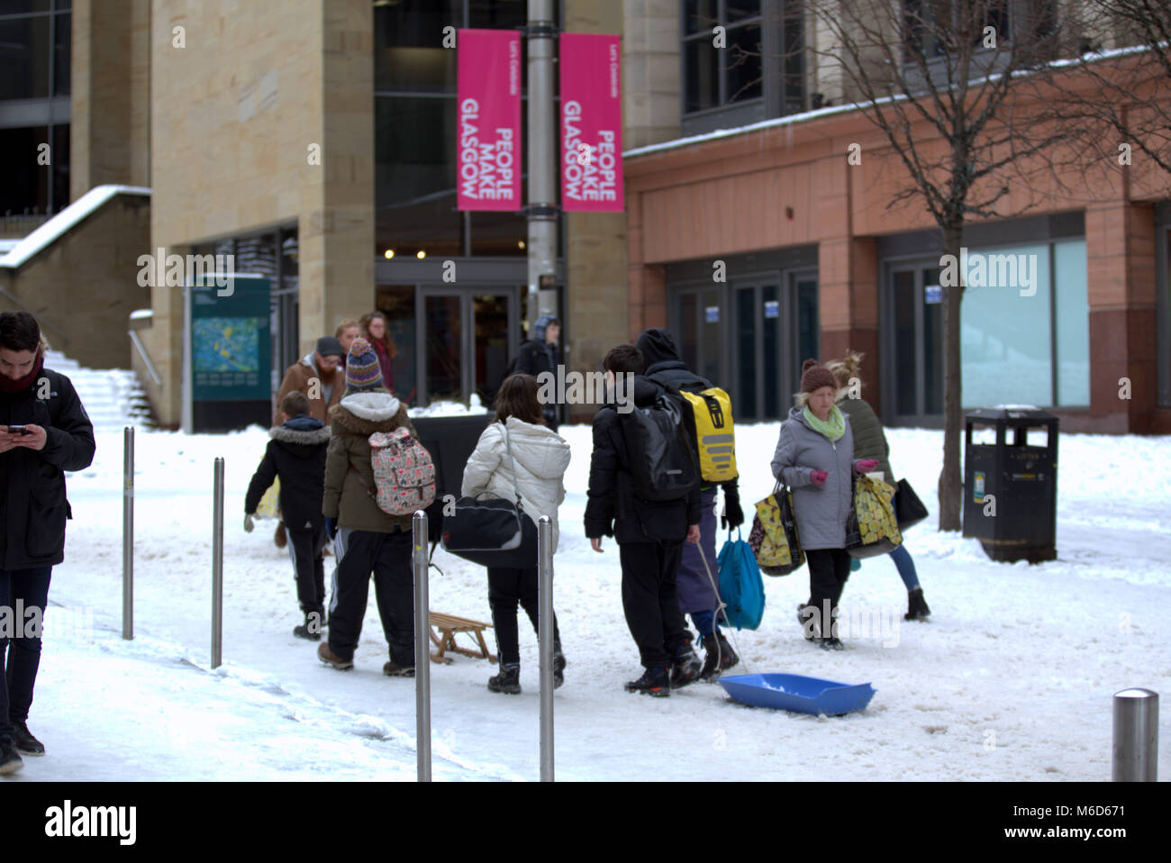 Glasgow, Schottland, Großbritannien 2. März.de Wetter: Das Tier aus dem Osten rote Warnlampe Wetter mit 10 cm Schnee in Kombination mit Emma die Pest aus dem Westen nach dem Sturm die Leute kommen wieder zu leben. Credit: Gerard Fähre / alamy Leben Nachrichten Stockfoto