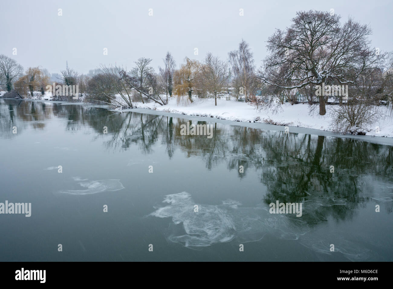 Exeter, Devon, Großbritannien. 2. März 2018. UK Wetter. Schwere Schnee und eisigen Fluss Exe in Exeter. Credit: Sebastian Wasek/Alamy leben Nachrichten Stockfoto