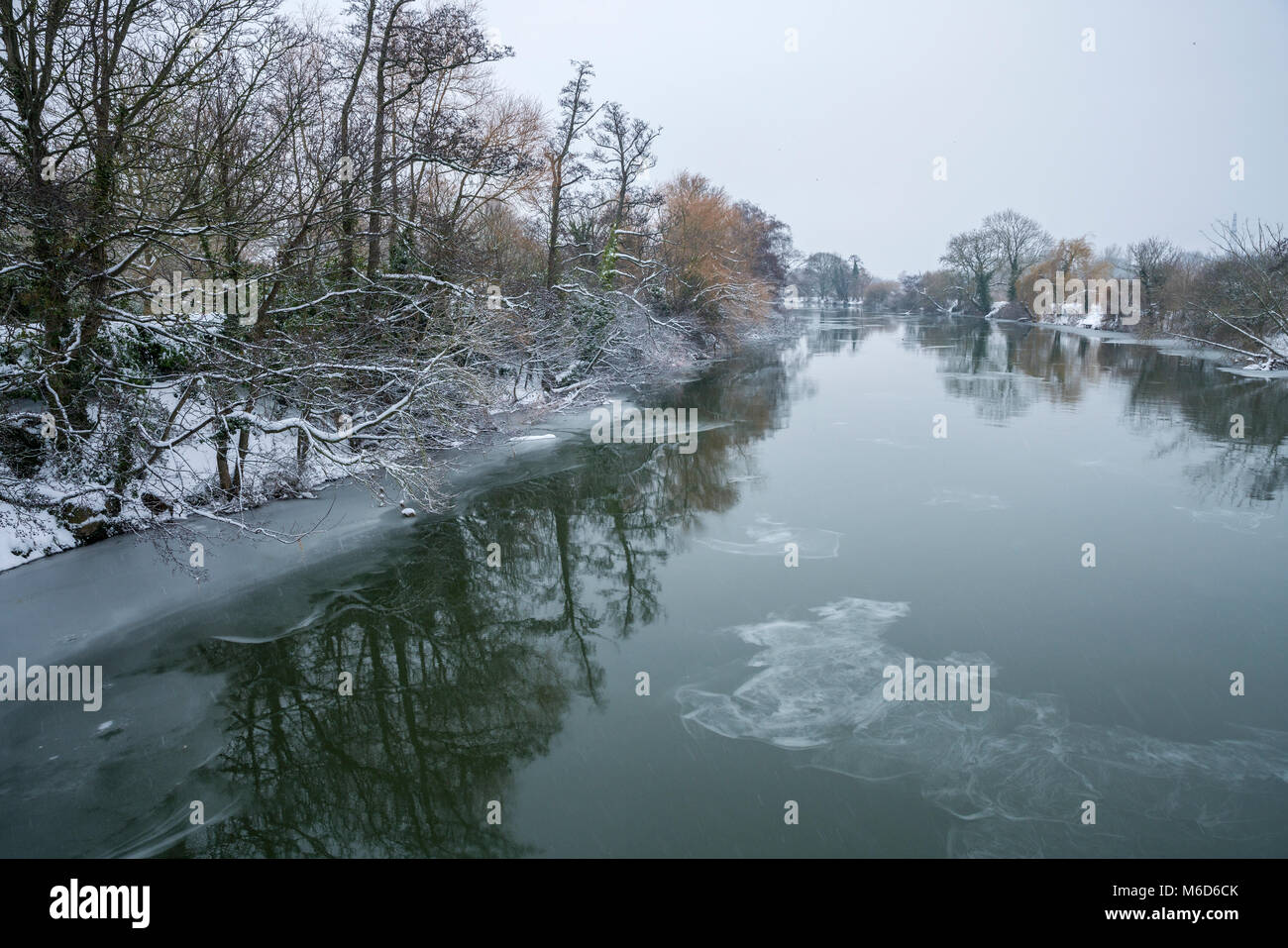 Exeter, Devon, Großbritannien. 2. März 2018. UK Wetter. Schwere Schnee und eisigen Fluss Exe in Exeter. Credit: Sebastian Wasek/Alamy leben Nachrichten Stockfoto