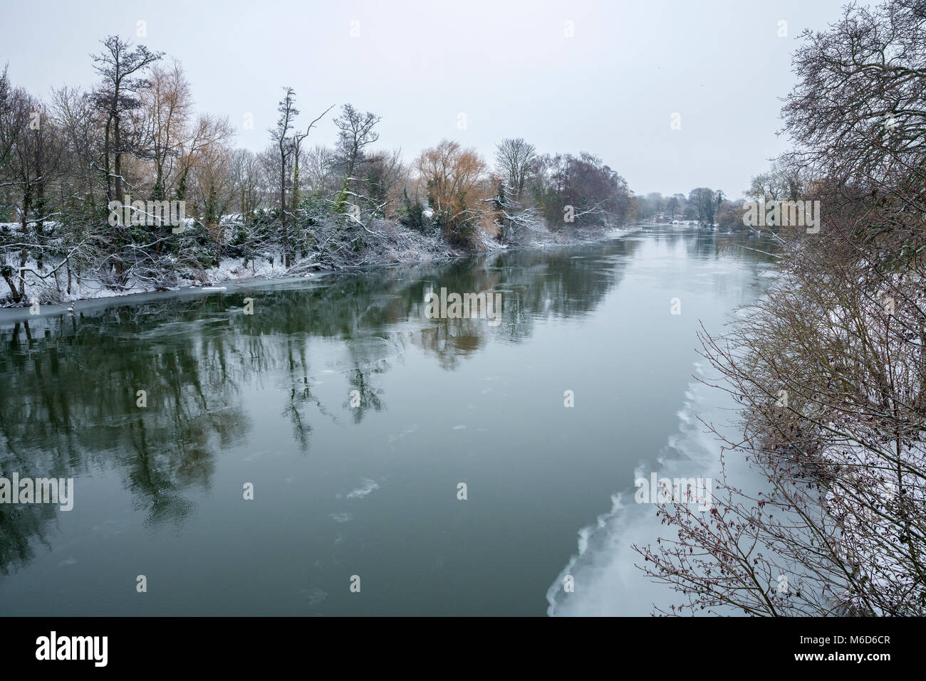 Exeter, Devon, Großbritannien. 2. März 2018. UK Wetter. Schwere Schnee und eisigen Fluss Exe in Exeter. Credit: Sebastian Wasek/Alamy leben Nachrichten Stockfoto