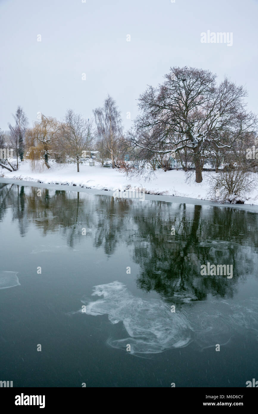 Exeter, Devon, Großbritannien. 2. März 2018. UK Wetter. Schwere Schnee und eisigen Fluss Exe in Exeter. Credit: Sebastian Wasek/Alamy leben Nachrichten Stockfoto
