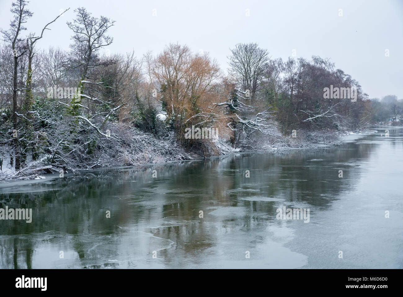 Exeter, Devon, Großbritannien. 2. März 2018. UK Wetter. Schwere Schnee und eisigen Fluss Exe in Exeter. Credit: Sebastian Wasek/Alamy leben Nachrichten Stockfoto
