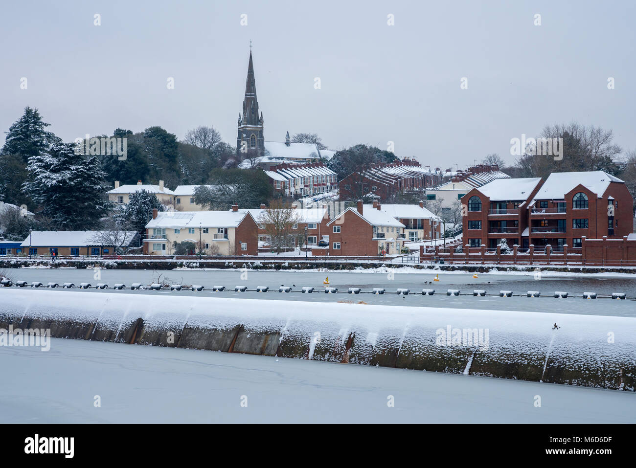 Exeter, Devon, Großbritannien. 2. März 2018. UK Wetter. Schwere Schnee und eisigen Fluss Exe in Exeter. Credit: Sebastian Wasek/Alamy leben Nachrichten Stockfoto