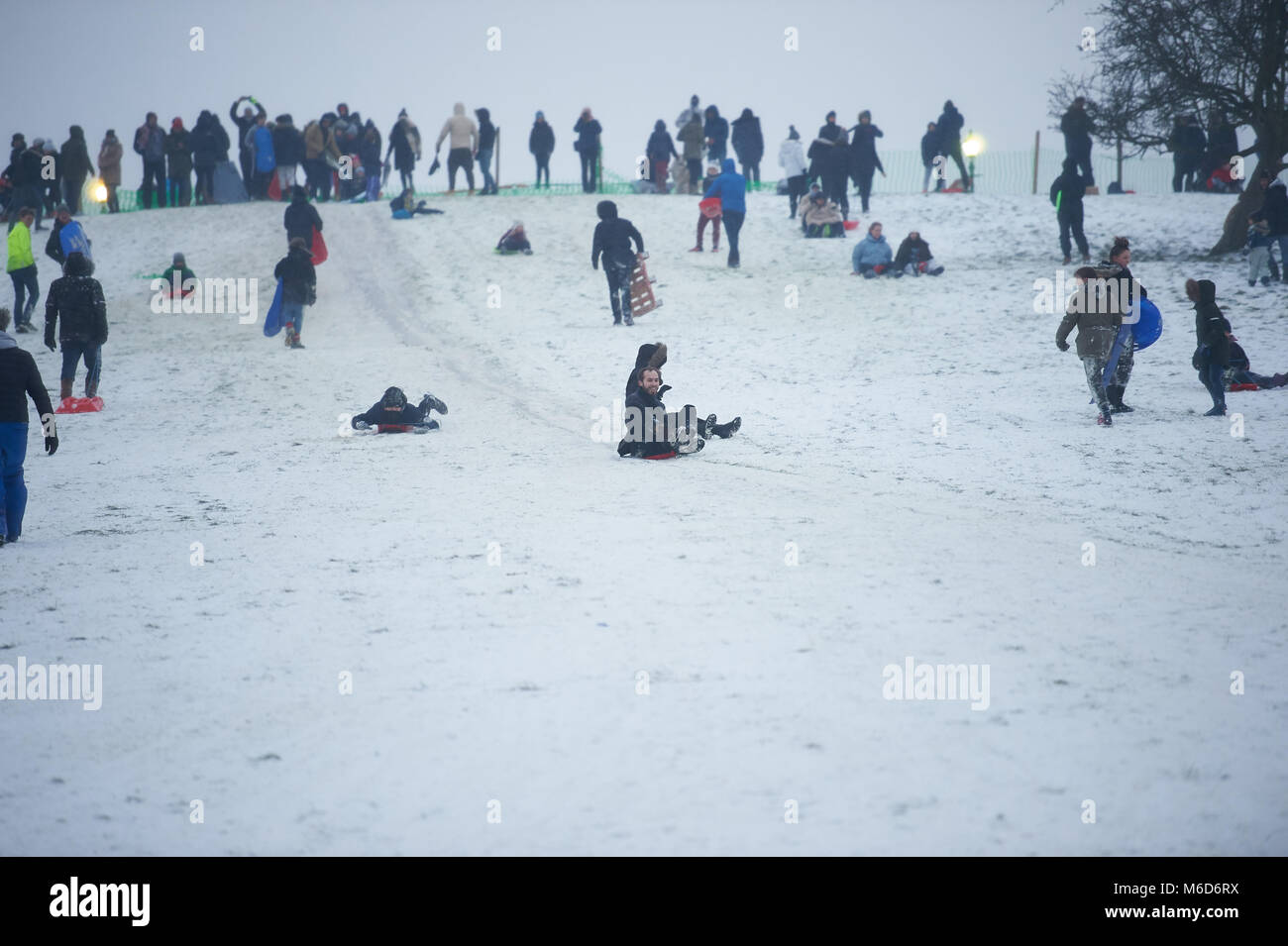 Primrose Hill, London. 2. März, 2018. Menschen Rodeln und Spaß im Schnee in Primrose Hill, London in den späten Nachmittag / Abend. 2. März 2018 Credit: Thomas Bowles/Alamy leben Nachrichten Stockfoto