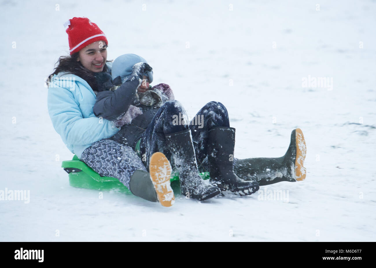 Primrose Hill, London. 2. März, 2018. Menschen Rodeln und Spaß im Schnee in Primrose Hill, London in den späten Nachmittag / Abend. 2. März 2018 Credit: Thomas Bowles/Alamy leben Nachrichten Stockfoto