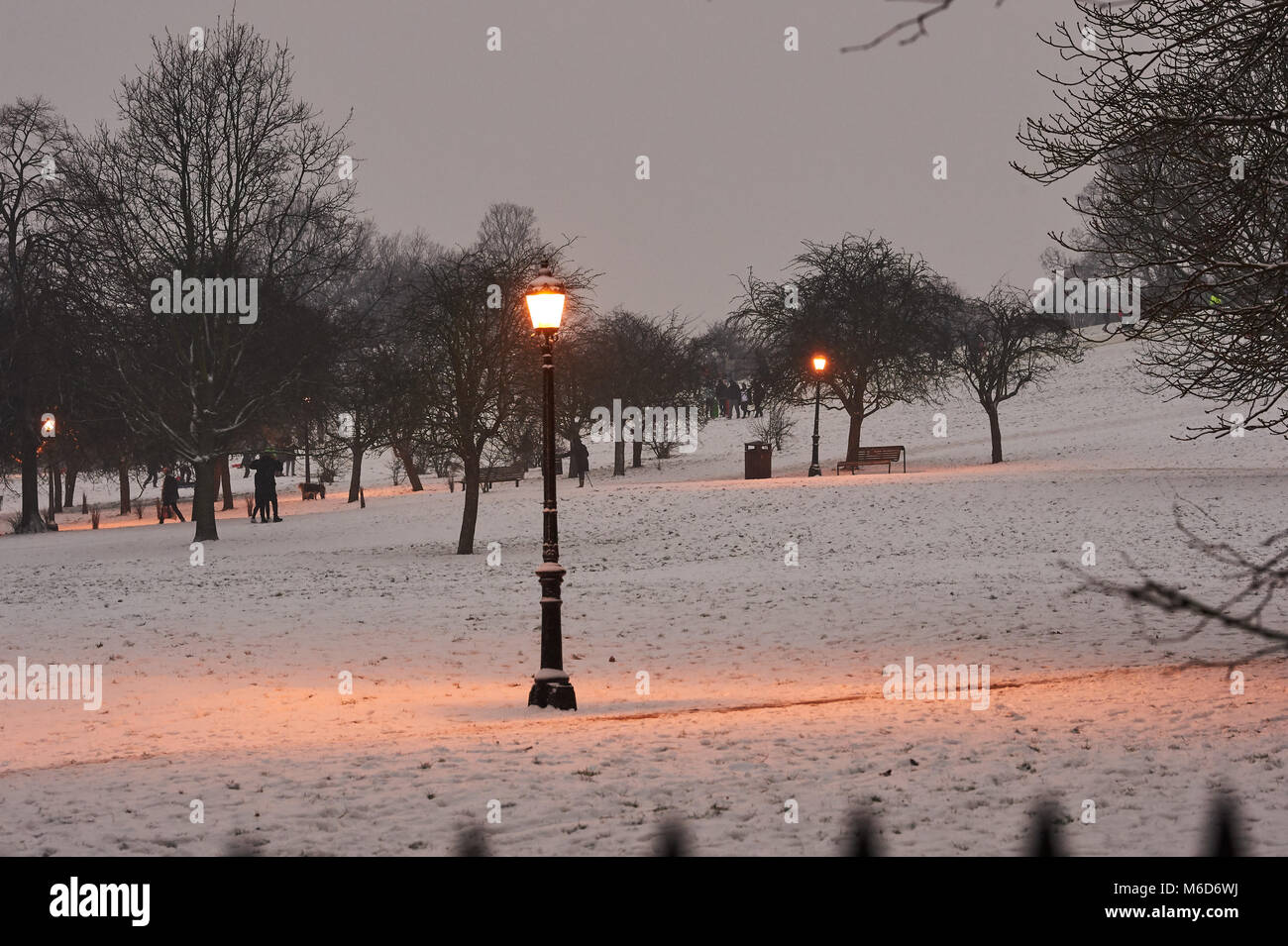 Primrose Hill, London. 2. März, 2018. Menschen Rodeln und Spaß im Schnee in Primrose Hill, London in den späten Nachmittag / Abend. 2. März 2018 Credit: Thomas Bowles/Alamy leben Nachrichten Stockfoto