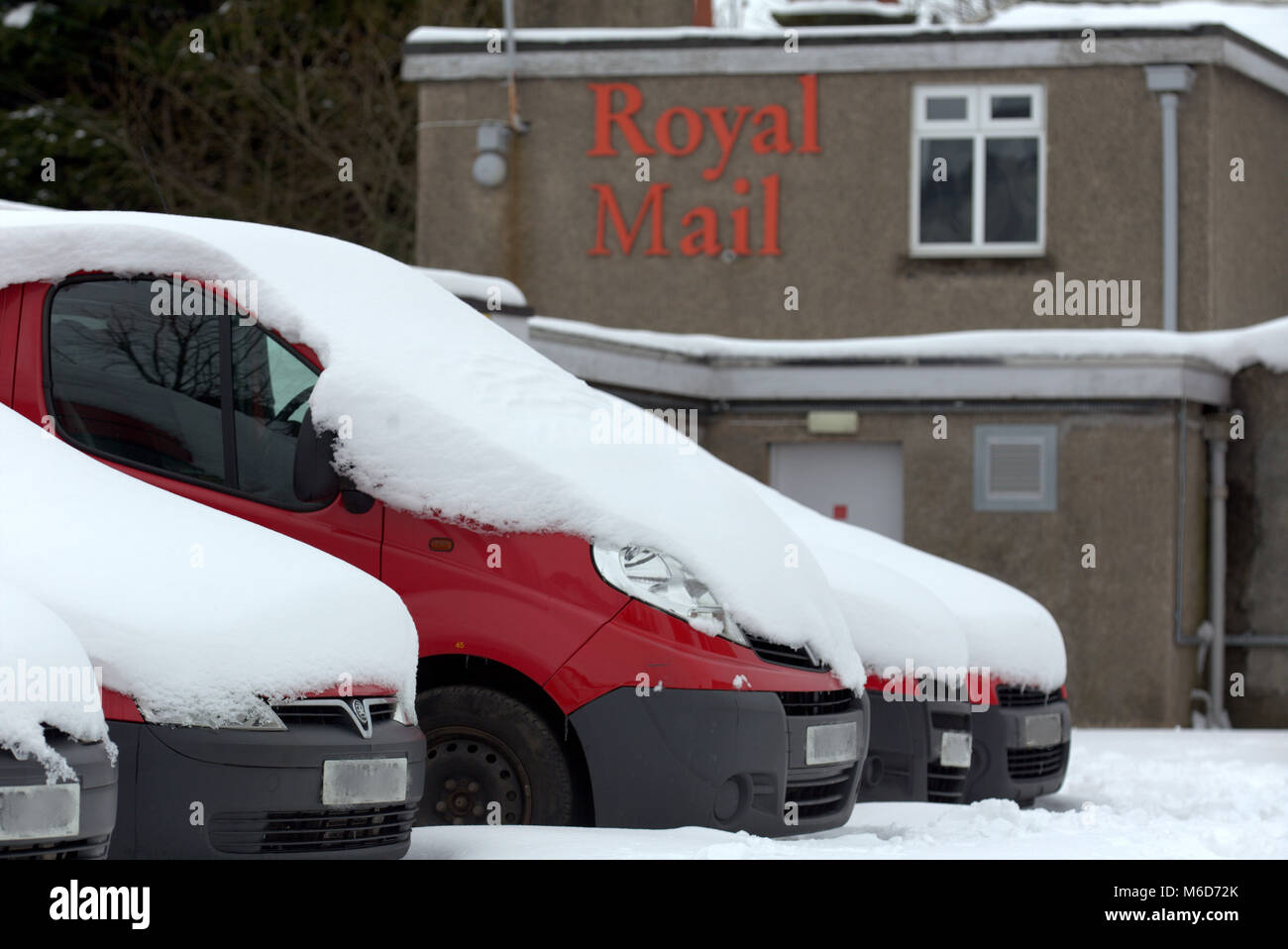 Glasgow, Schottland, Großbritannien 2. März.de Wetter: Das Tier aus dem Osten rote Warnlampe Wetter mit 10 cm Schnee in Kombination mit Emma die Pest aus dem Westen bedeutet, dass die Royal Mail war nicht in der Stadt liefern, wie sie in eingeschneit wurden, Stockfoto