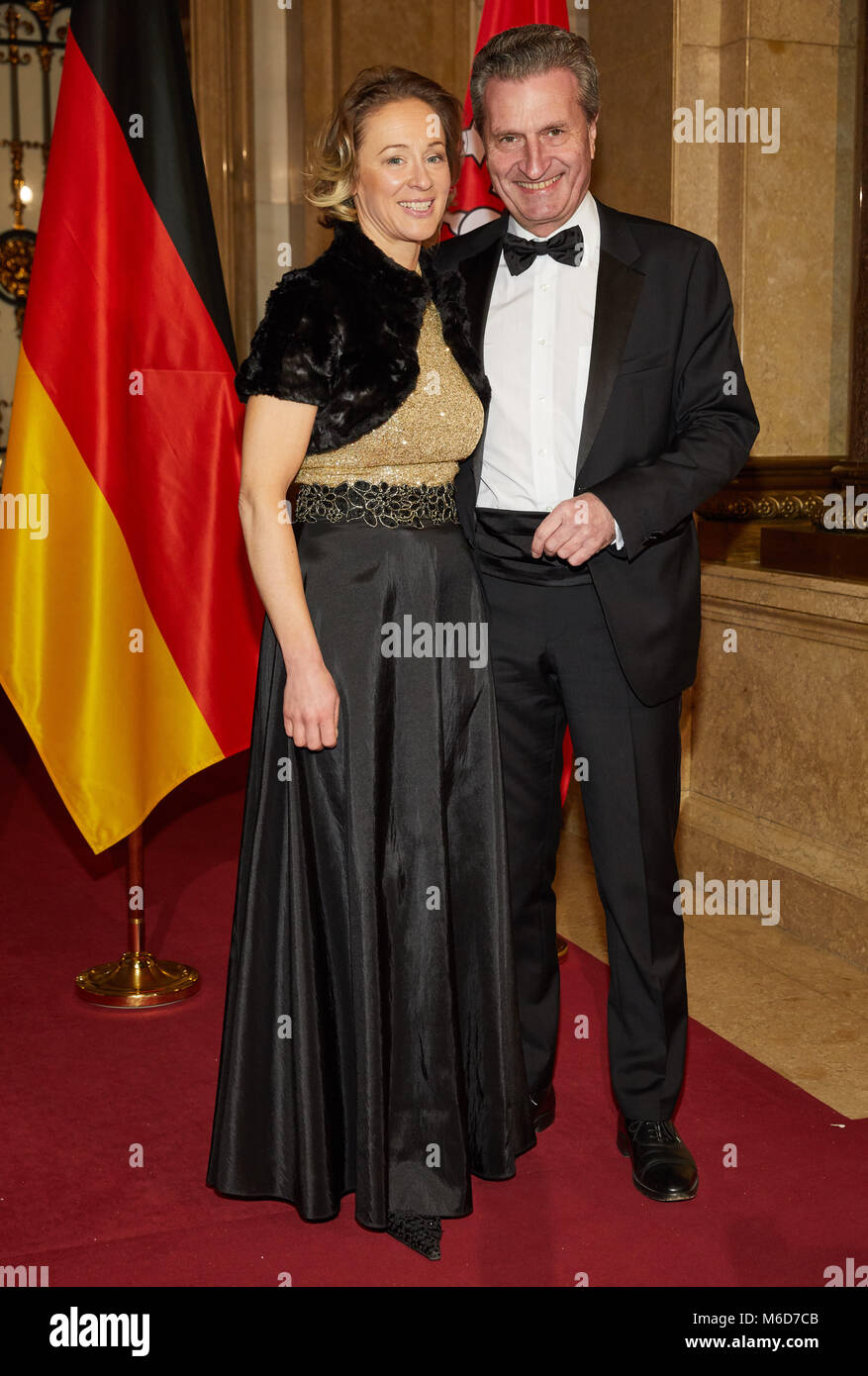 02 März 2018, Deutschland, Hamburg: Die Politiker Guenther Oettinger der Christlich Demokratischen Union (CDU) und Friederike Beyer an der traditionellen Matthiae Mahlzeit. Foto: Georg Wendt/dpa Stockfoto