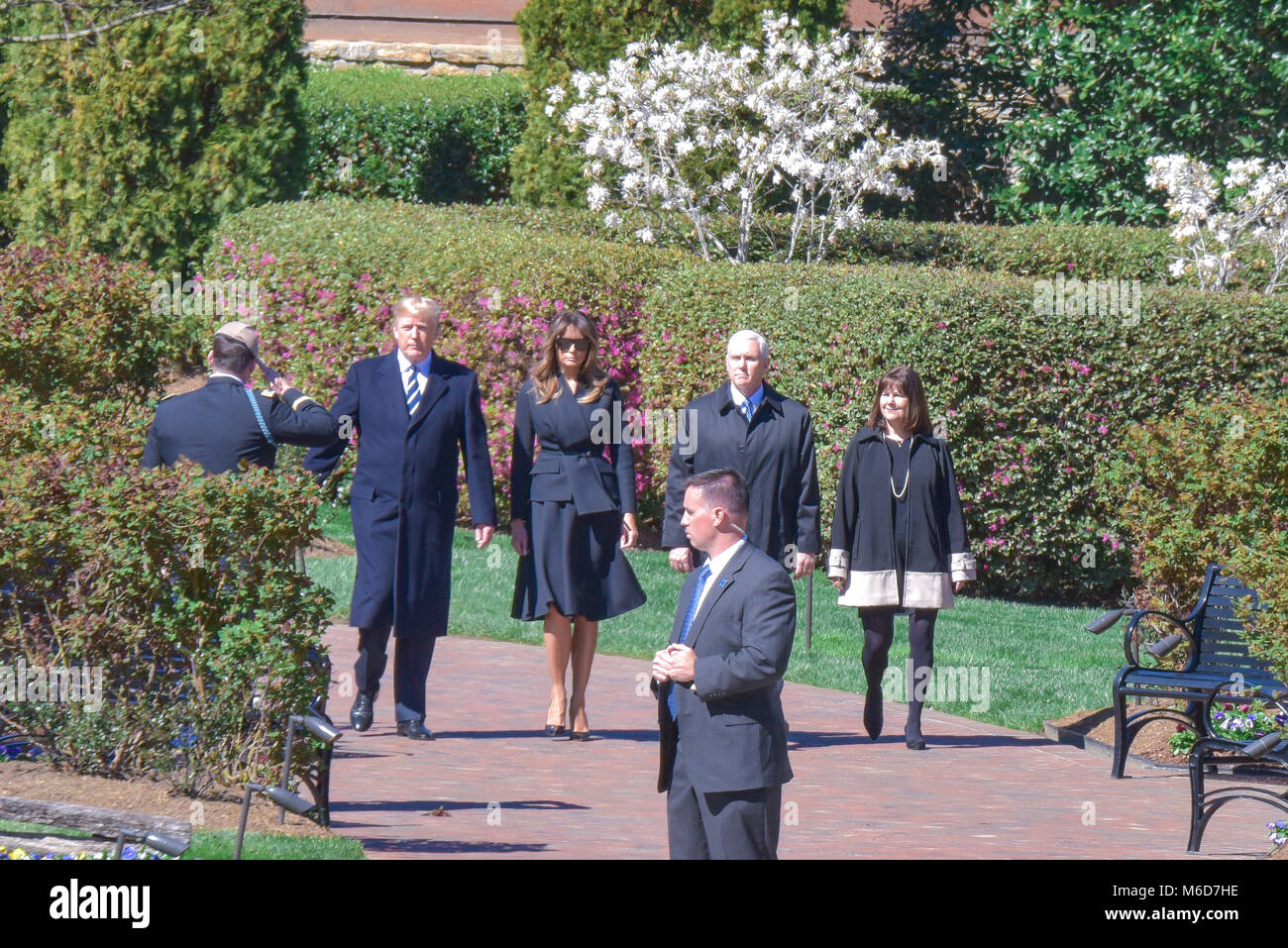 Charlotte, NC, 2. März, 2018. US-Präsident, Donald J. Trumpf, und VP Mike Pence an der Billy Graham Begräbnis in Charlotte heute Früh. Ihre Frauen, Melania Trump und Karen Pence, zu der Zeremonie begleitet, in einem 28.000 qm großen. Zelt. Präsident Trump besuchte eine Billy Graham Kreuzzug mit seinem Vater, Fred Trumpf, als Junge. Credit: Schloss Bilder/Alamy Leben Nachrichten. Stockfoto