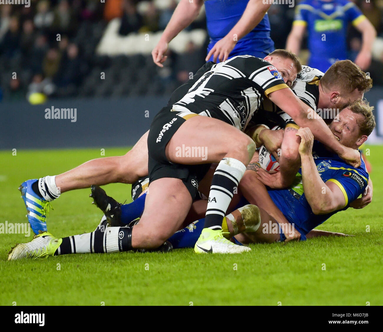 Hull, Großbritannien. 2. März, 2018. Betfred Super League Rugby, Runde 4, Rumpf FC im Vergleich zu Warrington Wölfe; von Hull FC Marc Sneyd und Liam Watts Angriff Ben Westwood Credit: Aktuelles Bilder/Alamy leben Nachrichten Stockfoto