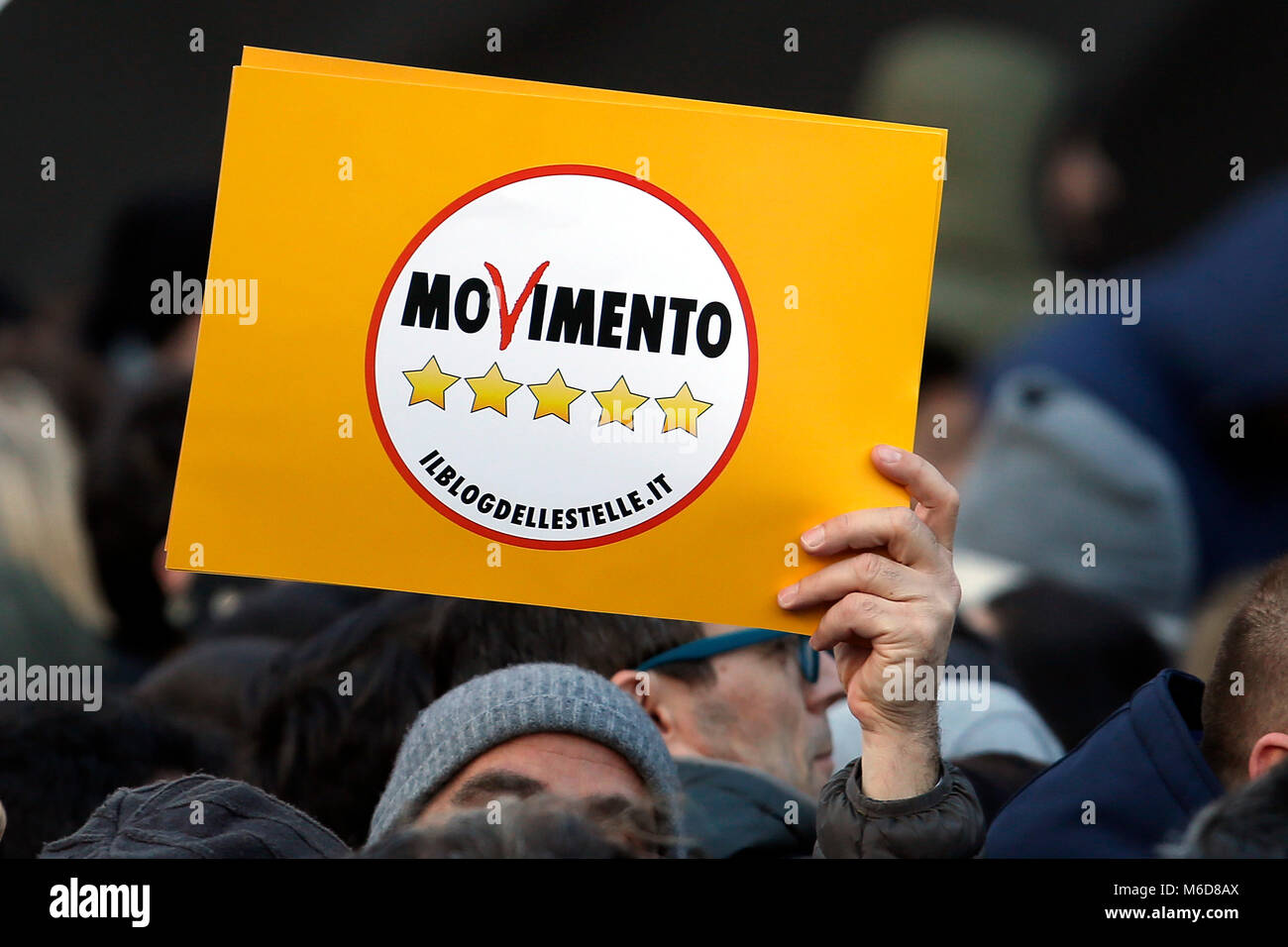 Banner Roma 02/03/2018. Chiusura della Campagna Elettorale del Movimento 5 Stelle al Piazza del Popolo entfernt. Rom 02. März 2018. Piazza del Popolo entfernt. Schließen der Wahlkampf der Bewegung 5 Sterne Party. Foto Samantha Zucchi Insidefoto Stockfoto