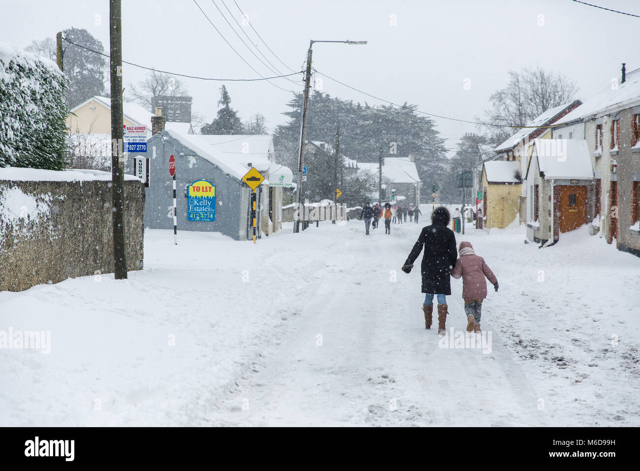 Celbridge, Kildare, Irland. 02 Mär 2018: Straßen in Celbridge komplett im Schnee in den Nachwehen des Kalten wave abgedeckt abgehört" Das Tier aus dem Osten", gefolgt von Sturm Emma. Die Menschen wandern im Schnee. Winterlandschaft. Stockfoto