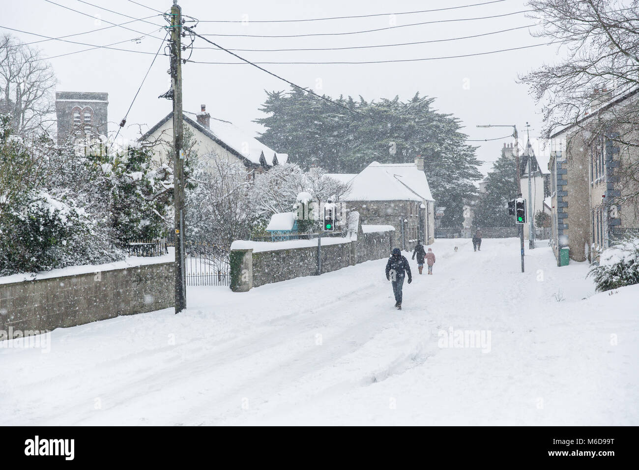 Celbridge, Kildare, Irland. 02 Mär 2018: Straßen in Celbridge komplett im Schnee in den Nachwehen des Kalten wave abgedeckt abgehört" Das Tier aus dem Osten", gefolgt von Sturm Emma. Die Menschen wandern. Winterlandschaft. Stockfoto