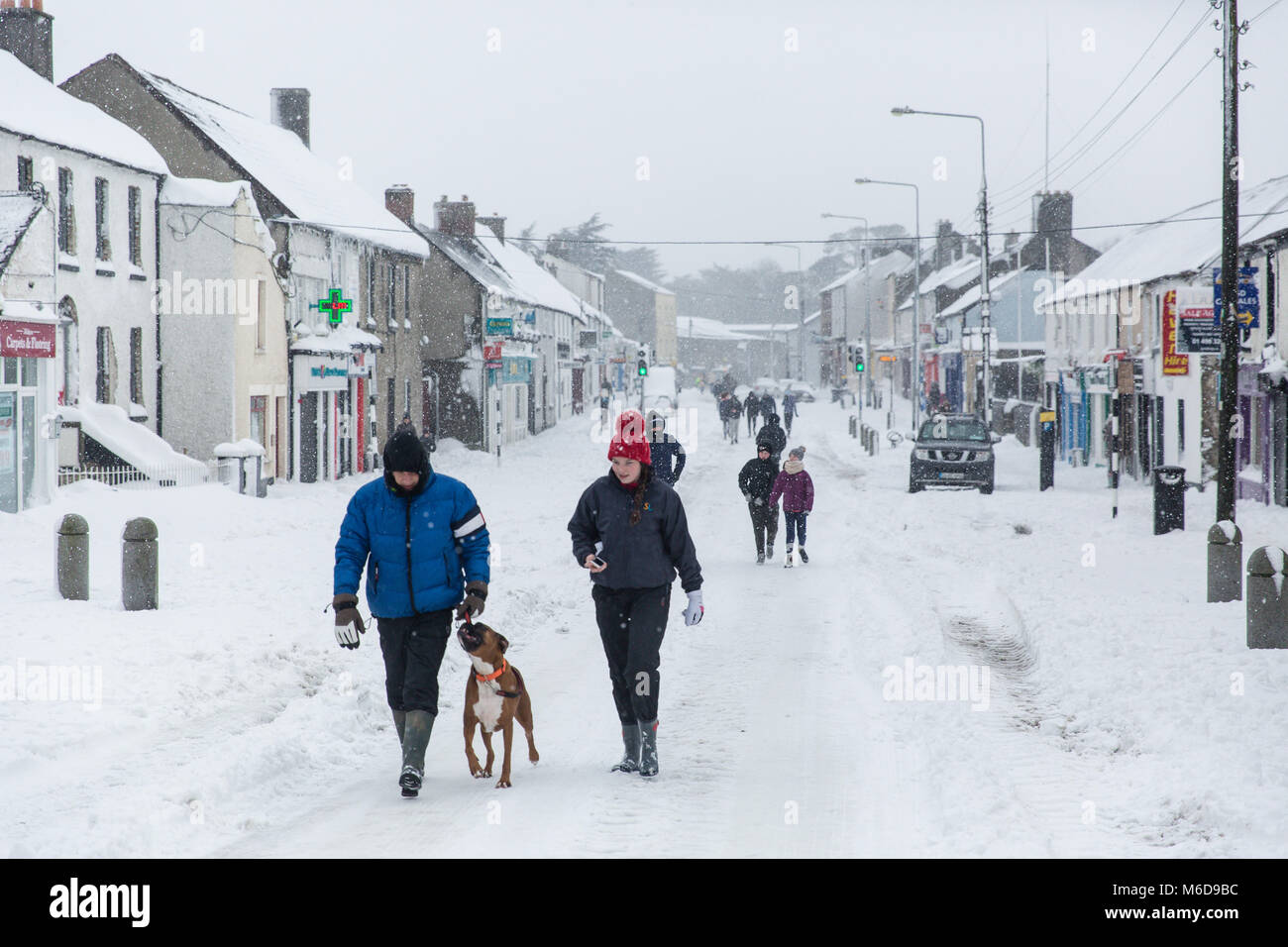 Celbridge, Kildare, Irland. 02 Mär 2018: Hauptstraße in Celbridge im Schnee in den Nachwehen des Kalten wave abgedeckt abgehört" Das Tier aus dem Osten", gefolgt von Sturm Emma. Die Menschen wandern auf der überdachten im Schnee Straße in Celbridge Stadt. Winterlandschaft. Stockfoto