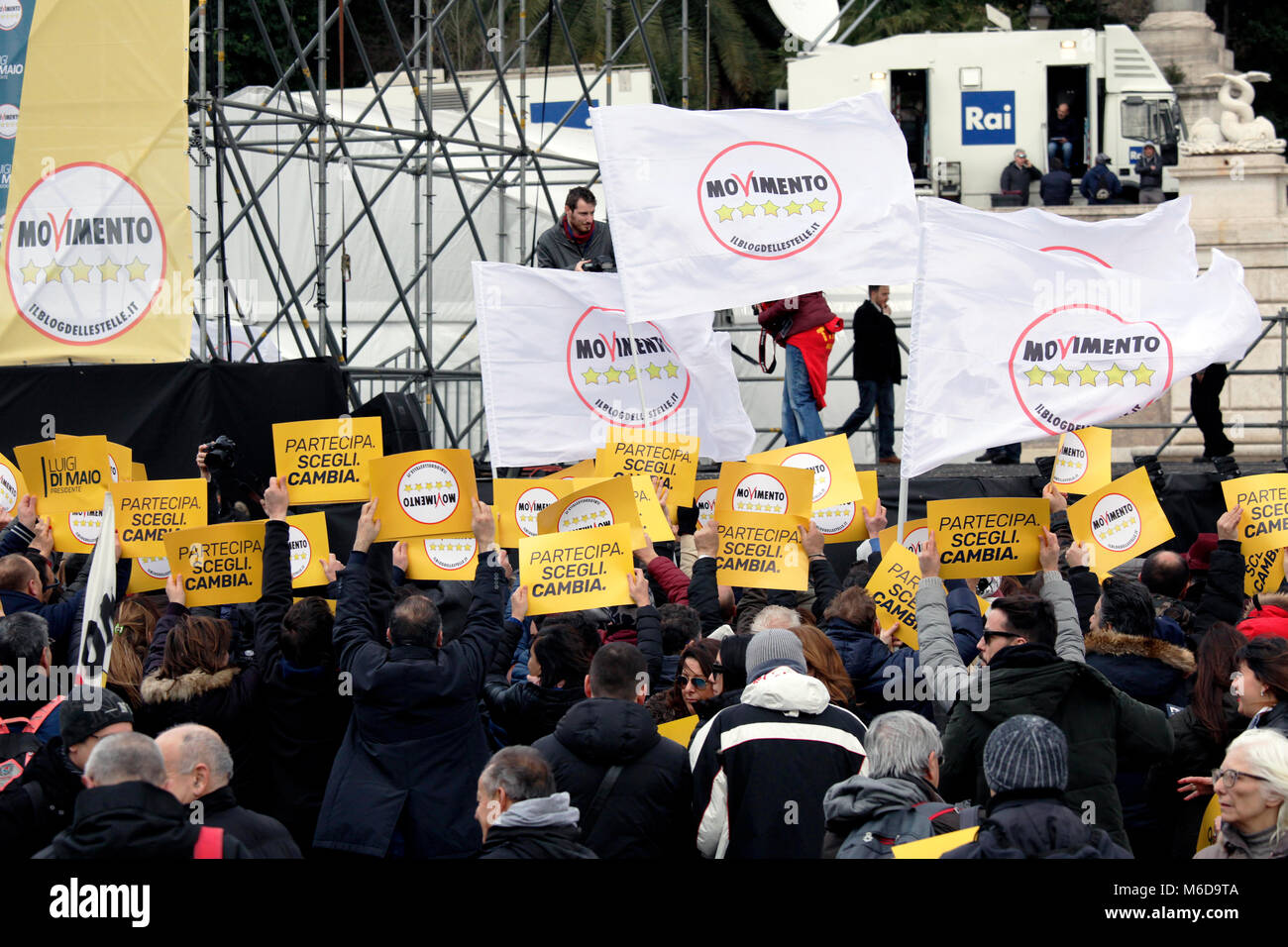 Rom, Italien, 2. März 2018. Die Teilnehmer warten auf den Start eines allgemeinen Wahlkampagne Rallye für Luigi Di Maio, Marktführer in Italien ist anti-Establishment Fünf-Sterne-Bewegung, nicht pitcured. Credit: Sara De Marco/Alamy leben Nachrichten Stockfoto