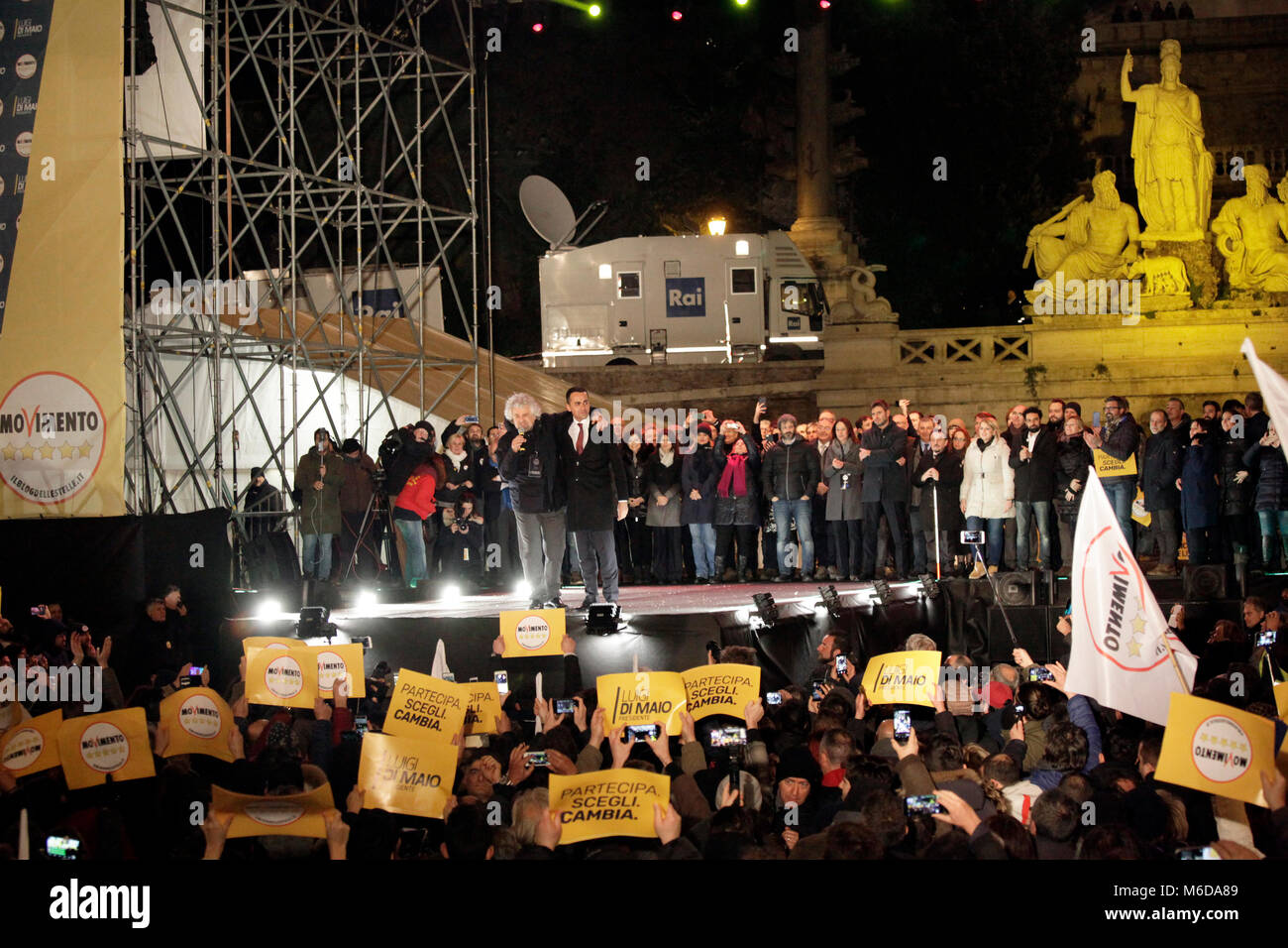 Rom, Italien, 2. März 2018. Beppe Grillo, Schauspieler - gedreht - Politiker und Gründer der Fünf-Sterne-Bewegung, spricht während einer allgemeinen Wahlkampagne Rallye mit Luigi Di Maio. Credit: Sara De Marco/Alamy leben Nachrichten Stockfoto