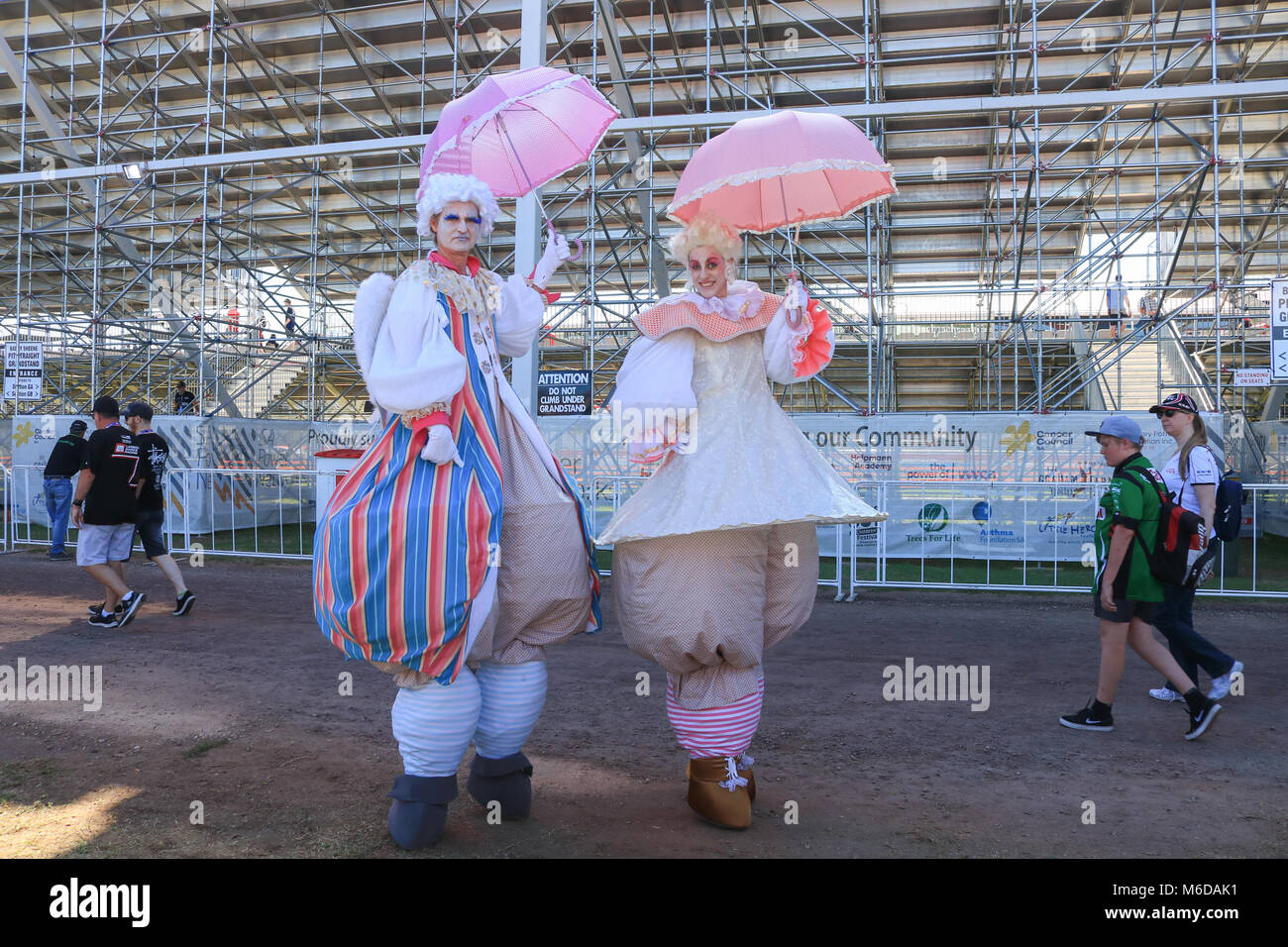 Adelaide Australien 3. März 2018. Animateure auf Stelzen am vorletzten Tag der Adelaide 500 Motorsport event Credit: Amer ghazzal/Alamy leben Nachrichten Stockfoto