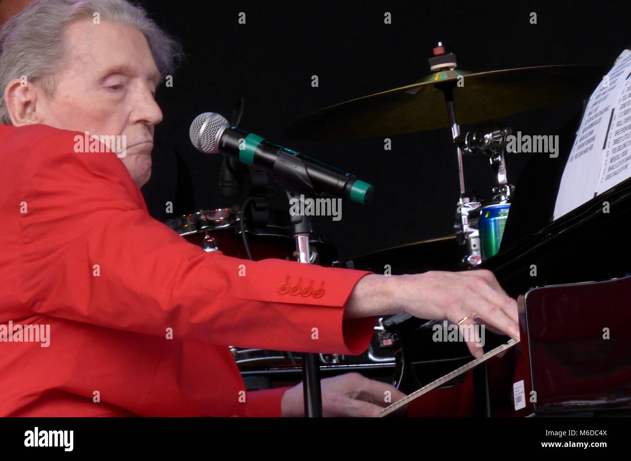 In Plant City, Florida, USA. 2. März, 2018. Legendärer Sänger, Songwriter und Pianist Jerry Lee Lewis, führt am 2. März 2018 an die Florida Strawberry Festival in Plant City, Florida. Ein Pionier des Rock 'n' Roll und Rockabilly Music, der 82-jährige Lewis ist oft an seinen Spitznamen, den Killer. (Paul Hennessy/Alamy) Credit: Paul Hennessy/Alamy leben Nachrichten Stockfoto