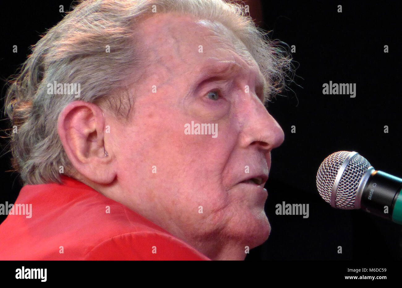 In Plant City, Florida, USA. 2. März, 2018. Legendärer Sänger, Songwriter und Pianist Jerry Lee Lewis, führt am 2. März 2018 an die Florida Strawberry Festival in Plant City, Florida. Ein Pionier des Rock 'n' Roll und Rockabilly Music, der 82-jährige Lewis ist oft an seinen Spitznamen, den Killer. (Paul Hennessy/Alamy) Credit: Paul Hennessy/Alamy leben Nachrichten Stockfoto