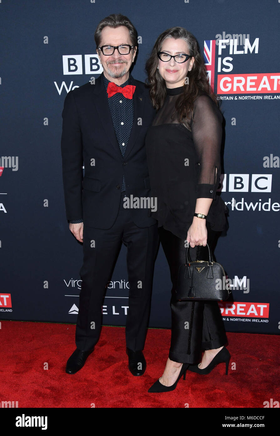 Los Angeles, Kalifornien, USA. 2 Mär, 2018. GARY OLDMAN und Frau GISELE SCHMIDT nehmen an der Film ist super Empfang britischen Kandidaten in einer privaten Residenz, zu ehren. Credit: Birdie Thompson/AdMedia/ZUMA Draht/Alamy leben Nachrichten Stockfoto