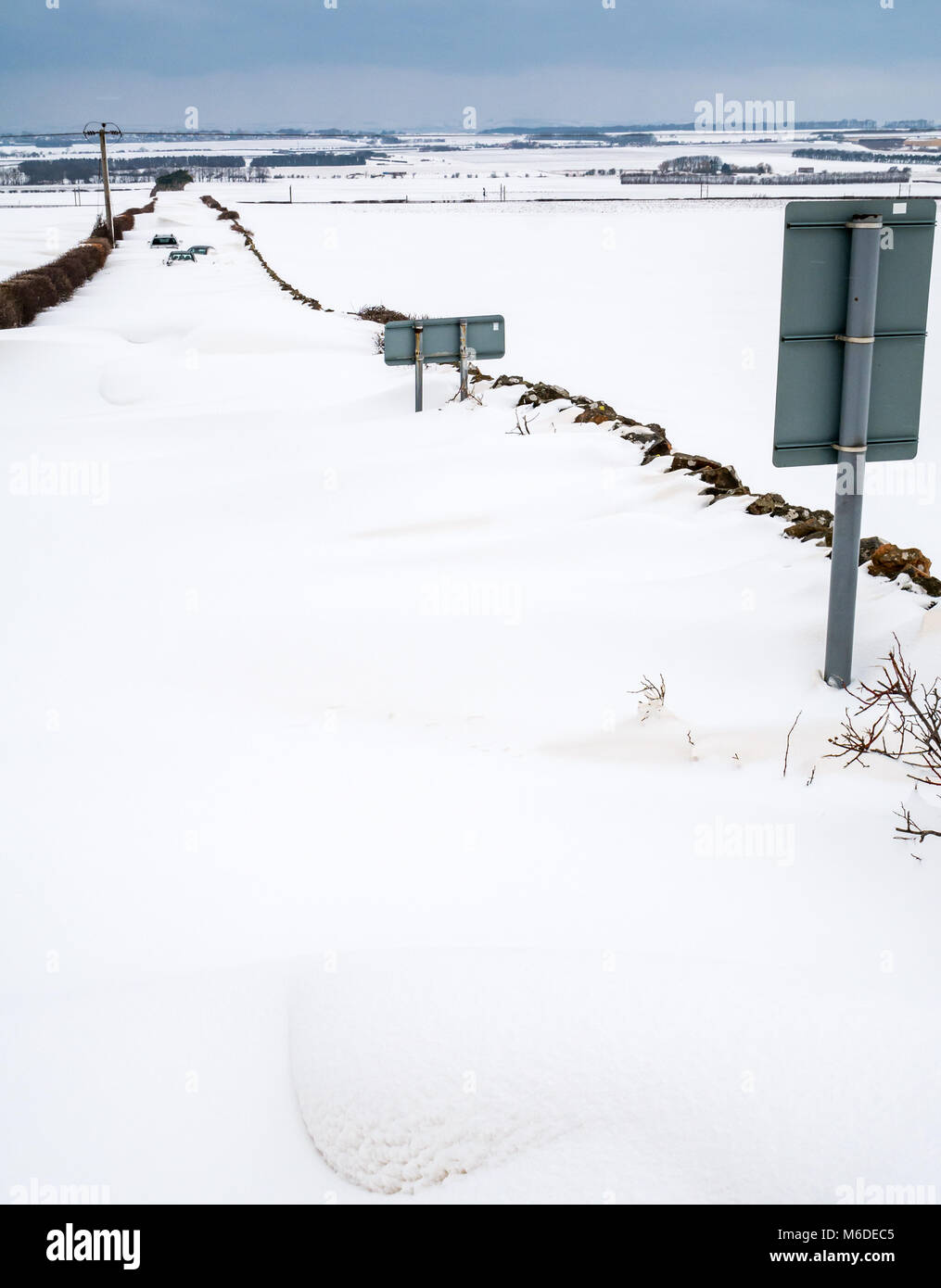 East Lothian, Schottland, Vereinigtes Königreich, 3. März 2018. UK Wetter: Die lokale Straße zwischen Drem und Haddington wird durch große Schneeverwehungen mit mehreren Autos geschlossen bis zu den Dächern begraben nach dem extremen arktischen Wetter event Spitznamen "das Tier aus dem Osten' Stockfoto
